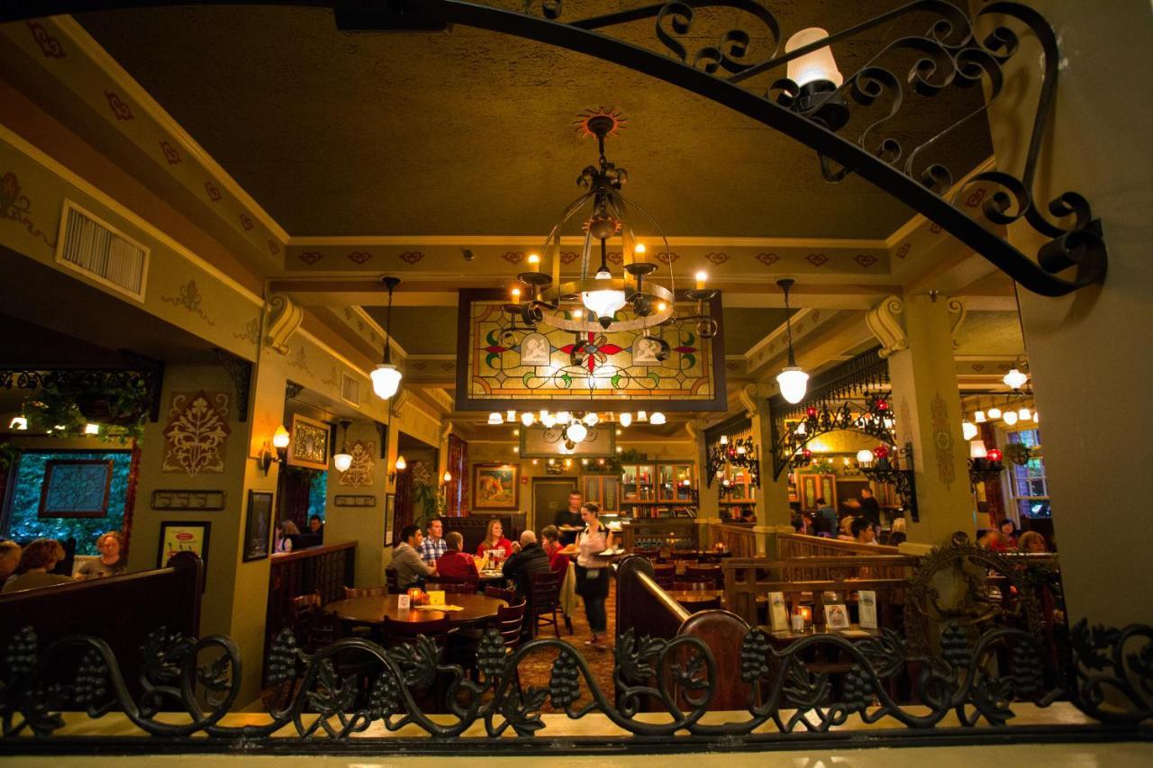 Mcmenamins Grand Lodge Форест Гроув Екстериор снимка